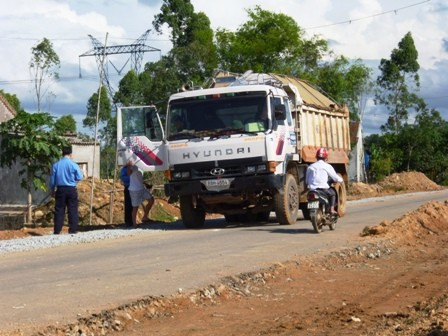 Lực lượng Thanh tra giao thông xử lý các phương tiện vi phạm về quá khổ, quá tải Lực lượng Thanh tra giao thông xử lý các phương tiện vi phạm về quá khổ, quá tải