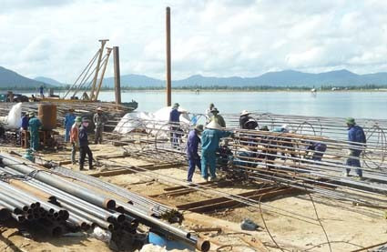 Trên công trình Cầu Cửa Nhượng