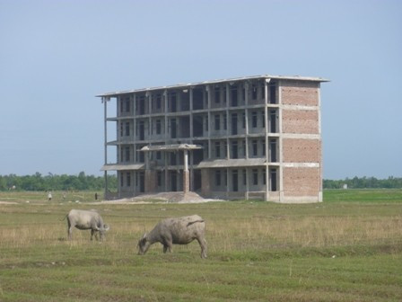 Công trình có giá trị hàng tỷ đồng vẫn "chỏng chơ" trên đồng đất Việt Xuyên. Công trình có giá trị hàng tỷ đồng vẫn "chỏng chơ" trên đồng đất Việt Xuyên.