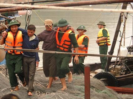 Đưa các nạn nhân gặp nạn vào bờ