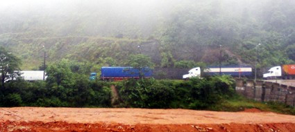 Quốc lộ 8A đoạn từ Km81 - Km82 bị sạt mái taluy, tắc đường trong hai ngày qua, hiện đã được thông xe một chiều lúc 11h45', nhiều ô tô không lưu thông được