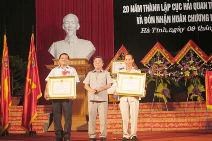 Thừa ủy quyền của Chủ tịch nước, Chủ tịch UBND tỉnh Võ Kim Cự trao Huân chương Lao động hạng Ba cho 2 đồng chí Đinh Đức Xương và Nguyễn Viết Hoa