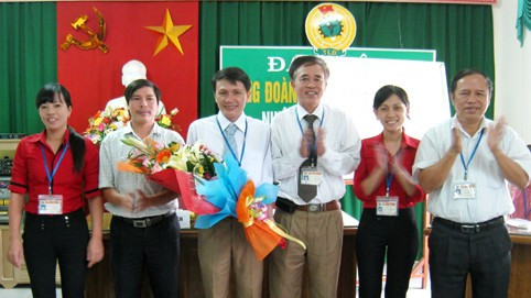 Tổng Biên tập Báo Hà Tĩnh Lê Hữu Quý (ngoài cùng, bên phải) tặng hoa cho 5 đồng chí được Đại hội tín nhiệm bầu vào BCH công đoàn nhiệm kỳ 2012-2014