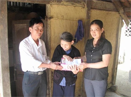 Công đoàn Báo Hà Tĩnh tặng quà cho gia đình khó khăn ở Thạch Đài