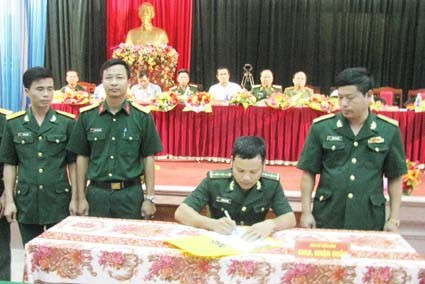 Các đơn vị ký kết biên bản giao, nhận quân