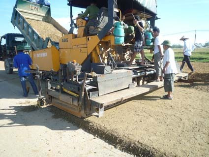 Thi công rải thảm tuyến đường