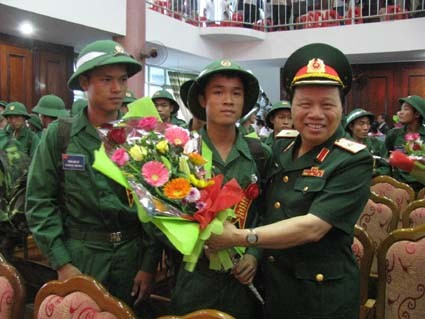 Thiếu tướng Nguyễn Văn Học tặng hoa động viên chiến sỹ mới lên đường nhập ngũ