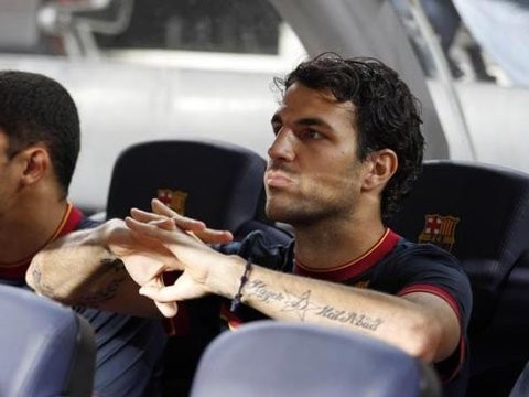 Tình cảnh khó khăn của Fabregas ở Barca hiện tại là tín hiệu vui cho Milan và MU.