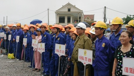 Đông đảo người dân và các CBCNV các đơn vị thi công cũng đã đến dự buổi lễ Đông đảo người dân và các CBCNV các đơn vị thi công cũng đã đến dự buổi lễ