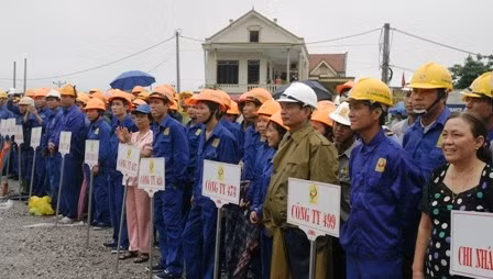 Đông đảo người dân và các CBCNV các đơn vị thi công cũng đã đến dự buổi lễ