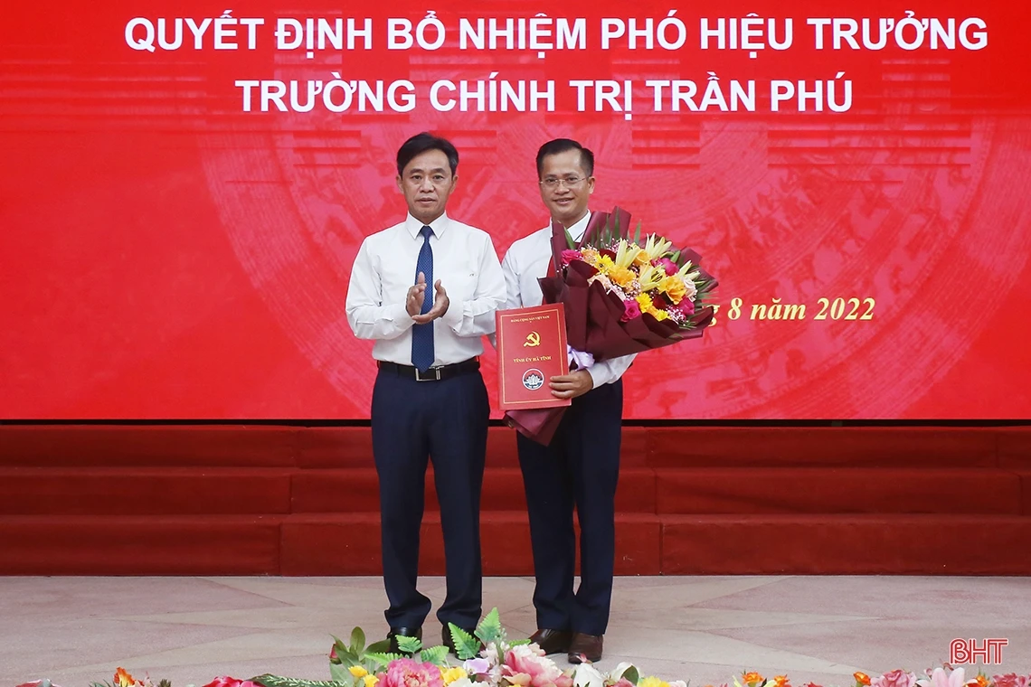 Công bố quyết định bổ nhiệm Phó Hiệu trưởng Trường Chính trị Trần Phú Hà Tĩnh