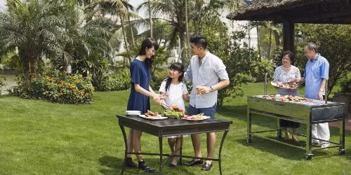 Trong hai ngày trải nghiệm cuộc sống thượng lưu tại đây, du khách có cơ hội thưởng thức những tinh túy về ẩm thực tại Trung tâm Hội nghị và Ẩm thực đẳng cấp quốc tế Almaz. Tất cả bữa ăn của gia đình (bao gồm trong tour trọn gói) sẽ được chuẩn bị bởi những nghệ nhân và đầu bếp quốc tế danh tiếng ở những nhà hàng sang trọng như: Tunglok Heen, Topaz Italian, Ruby, Hương Vị Xưa, hay tại hầm rượu Amber độc đáo với bữa tối hoàng gia.