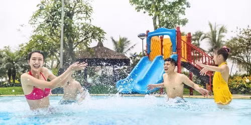 Không chỉ sở hữu những căn biệt thự sang trọng và không gian xanh mát, nơi đây còn có hệ thống dịch vụ tiện ích và hạ tầng lý tưởng như: trung tâm thương mại hiện đại, trung tâm ẩm thực, hội nghị và giải trí quốc tế sang trọng; hệ thống giáo dục chất lượng cao; khu thể thao phức hợp ngoài trời cùng hệ thống an ninh đa lớp 24/7…