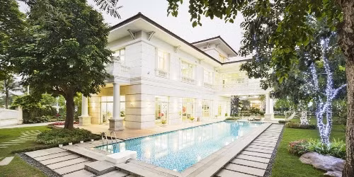 Du khách sẽ được tận hưởng cuộc sống thượng lưu tại biệt thự có sân vườn riêng tư. Từ hàng hiên biệt thự, du khách có thể ngắm bình minh và hoàng hôn trên kênh đào hay thư giãn câu cá sau vườn.