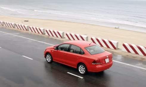 Polo sedan được cách âm tốt, xe đầm, tay lái trợ lực dễ điều khiển.