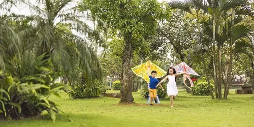 Nơi đây còn có hệ thống thể thao tiêu chuẩn quốc tế gồm phòng tập gym tại Vinhomes Health Club, sân tennis, bóng đá, bể bơi trong nhà và ngoài trời, xe đạp thể thao… cũng sẵn sàng phục vụ những du khách mê hoạt động.