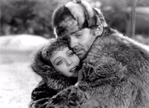 Năm 1935, Clark Gable có tình ý với Loretta Young trên phim trường "The Call of the Wild".