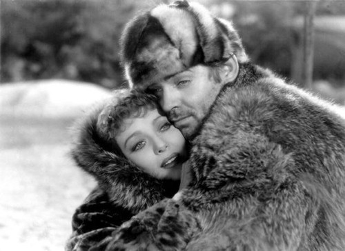 Năm 1935, Clark Gable có tình ý với Loretta Young trên phim trường "The Call of the Wild".