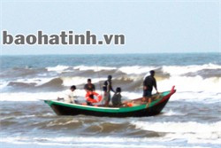 Thuyền của ngư dân xã Xuân Yên tìm kiếm thi thể anh Thời