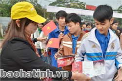 Cán bộ Trung tâm phòng, chống HIV/AIDS phát tờ rơi tuyên truyền cho các ĐVTN