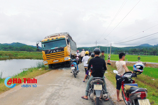 nha thau do vat lieu giua duong giao thong ach tac