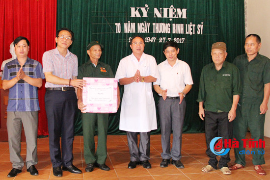tham hoi tang qua cac thuong binh gia dinh chinh sach