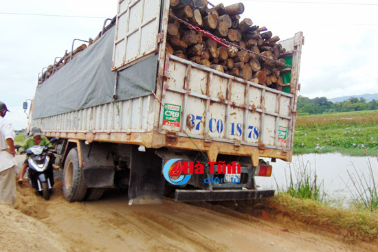 nha thau do vat lieu giua duong giao thong ach tac