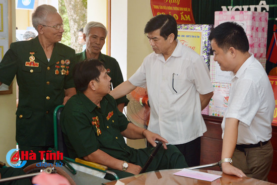 tham hoi tang qua cac thuong binh gia dinh chinh sach