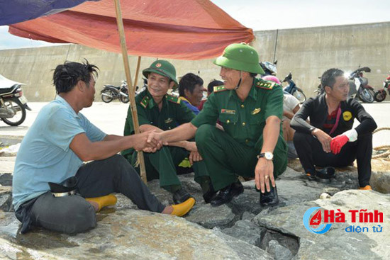 ha tinh truc vot thanh cong 2 tau ca bi chim trong bao so 2