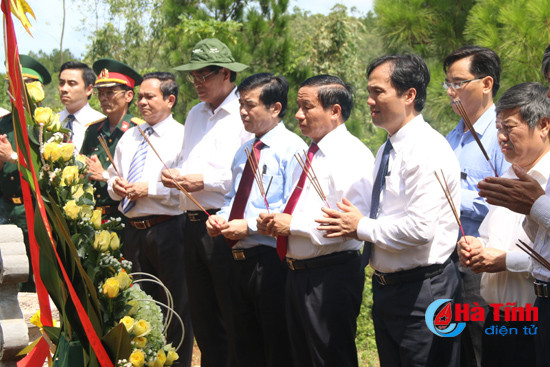 bi thu tinh uy dang huong nghia trang liet sy quoc gia truong son duong 9