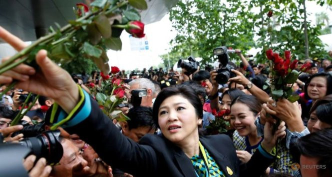 Những người ủng hộ chào đón cựu thủ tướng Yingluck Shinawatra khi bà đến phiên xét xử tại Tòa án Tối cao ở Bangkok - Ảnh: Reuters an sap tuyen cho ba yingluck nhung ho shinawatra van con manh