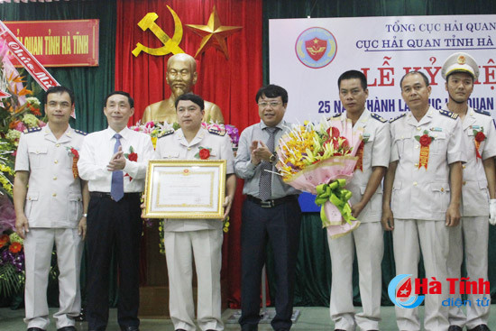 Hải quan Hà Tĩnh nhận Huân chương Lao động hạng nhì ảnh 2 hai quan ha tinh nhan huan chuong lao dong hang nhi