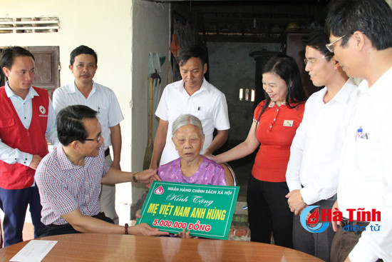 tham hoi tang qua cac thuong binh gia dinh chinh sach
