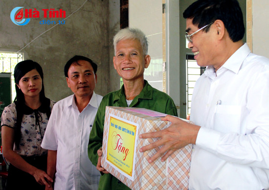 lanh dao ha tinh tham tang qua doi tuong chinh sach nhan ngay 27 7