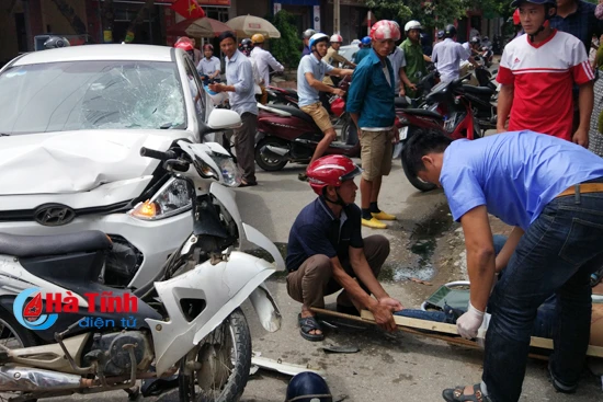 o to va cham xe may 2 nguoi bi thuong nang