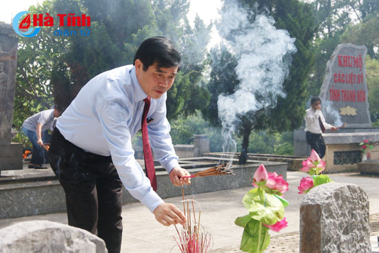 bi thu tinh uy dang huong nghia trang liet sy quoc gia truong son duong 9