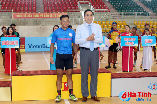 cua ro le nguyet minh ve nhat chang 3 cuoc dua xe dap ve truong son