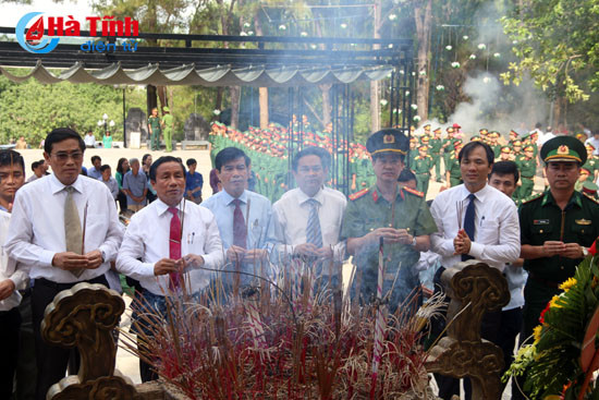 bi thu tinh uy dang huong nghia trang liet sy quoc gia truong son duong 9