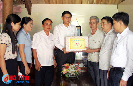 lanh dao ha tinh tham tang qua doi tuong chinh sach nhan ngay 27 7