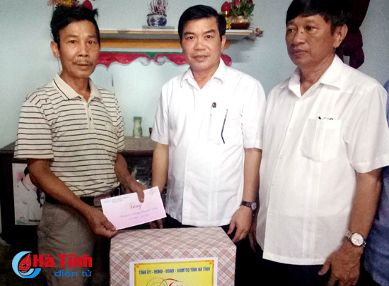 lanh dao ha tinh tham tang qua doi tuong chinh sach nhan ngay 27 7