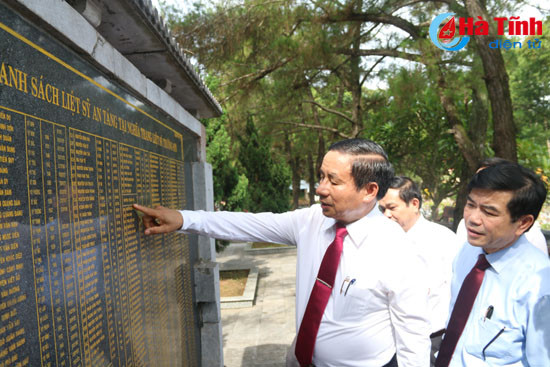 bi thu tinh uy dang huong nghia trang liet sy quoc gia truong son duong 9