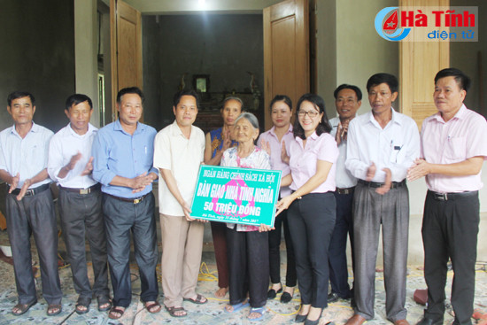 ngan hang csxh tinh ban giao nha tinh nghia cho me liet sy