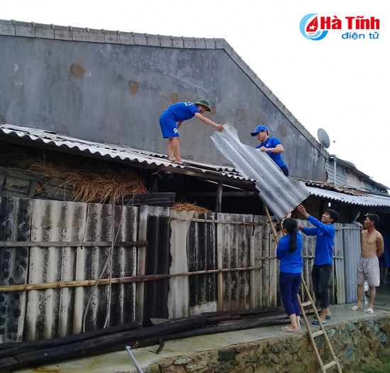 xan tay giup dan khac phuc hau qua mua bao