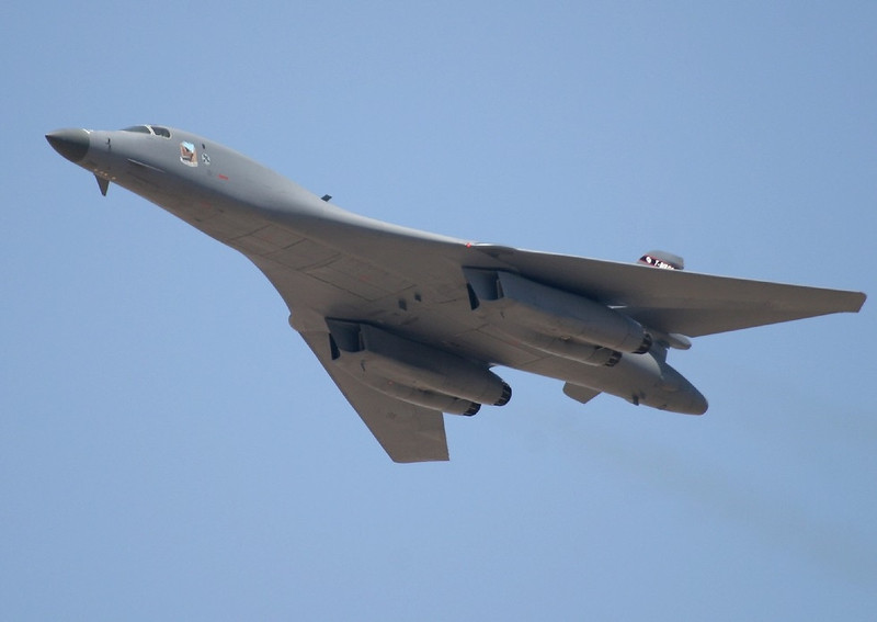 can canh vat nem bom b 1 lancer