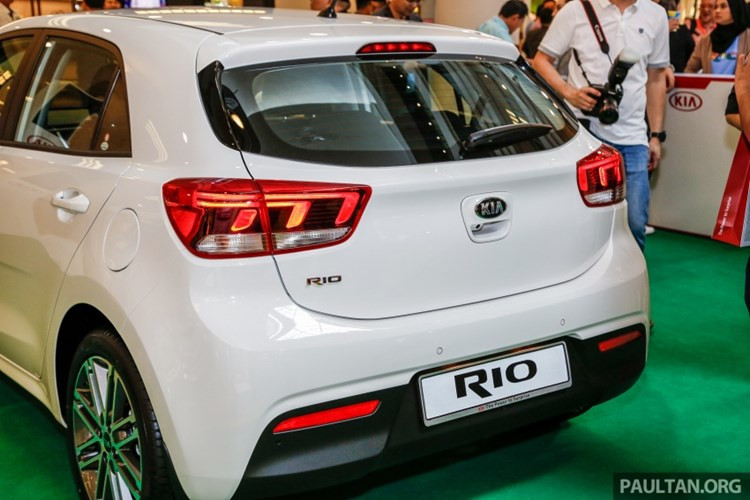 kia rio 2017 chot gia 424 trieu dong