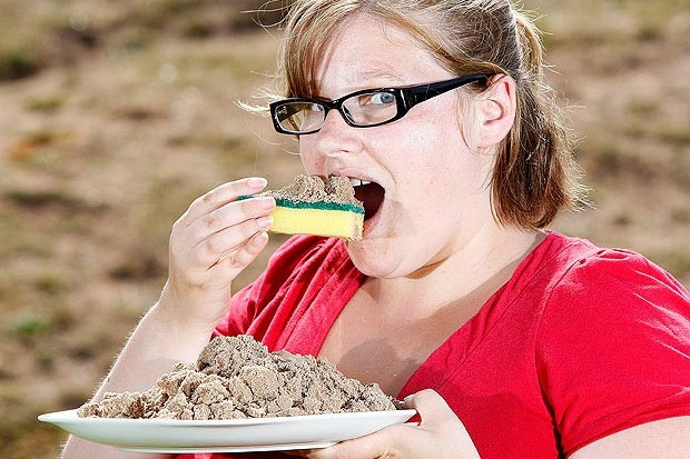 Bệnh Pica khiến người bệnh ăn những thứ không phải thực phẩm như cát, gỗ, giấy... Ảnh: Wellnesshealthcare. 7 can benh nguy hiem khien loai nguoi phai khiep so