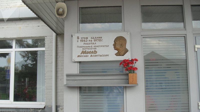 photo ben trong mot nha may san xuat may bay truc thang cua nga