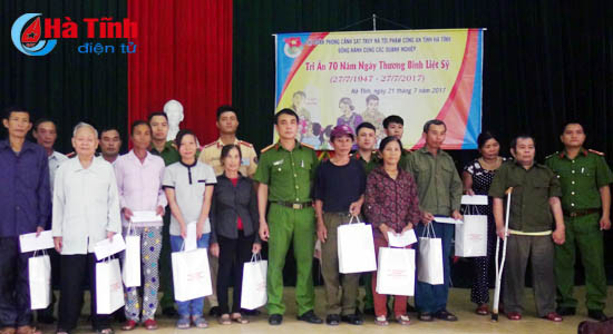 tham hoi tang qua cac thuong binh gia dinh chinh sach