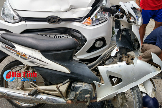 o to va cham xe may 2 nguoi bi thuong nang