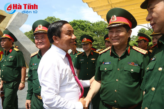 bi thu tinh uy dang huong nghia trang liet sy quoc gia truong son duong 9